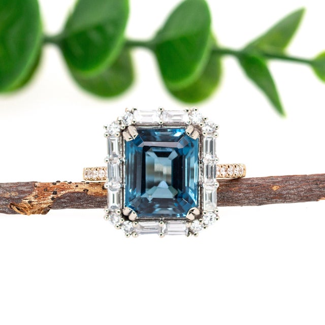 Contemporary 5.46ct London Blue Topaz & Natural Diamond Ring in Solid 14k White & Yellow Gold, Size 6.75 For Sale - Image 3 of 7