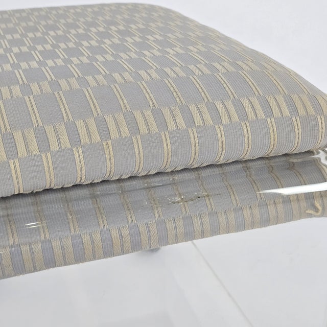 1970s Hill Manufacturing "Charles Hollis Style" Upholstered Lucite Ottoman/Vanity Seat For Sale In Phoenix - Image 6 of 7