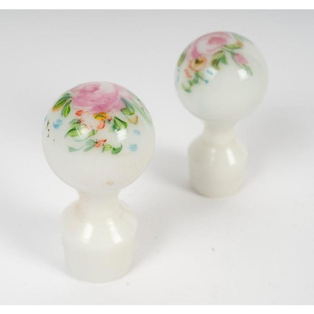 Pair of Napoleon III-era stoppers, 19th century, made of painted opaline, in perfect condition. H: 7 cm, D: 2.4 cm Please...
