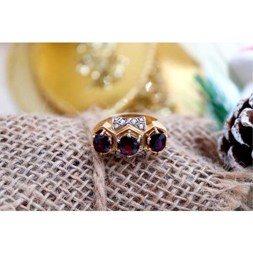 Gold Ring with Diamond Chips For Sale - Image 3 of 8