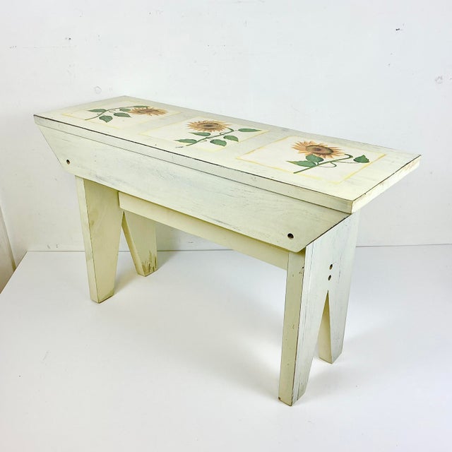 1970s Vintage Arts & Crafts Farmhouse Sunflower Folk Art Painted Pine Bench. For Sale - Image 13 of 18