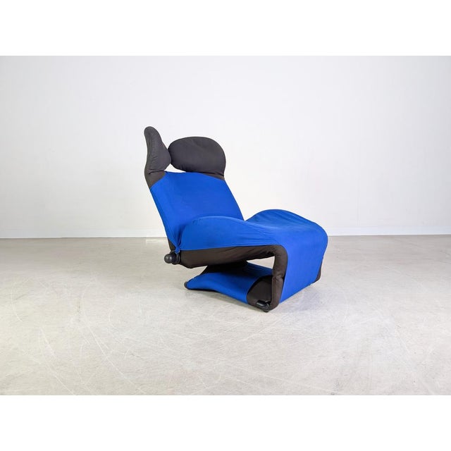 Postmodern Wink Chair in Black and Blue Upholstery by Toshiyuki Kita for Cassina For Sale - Image 3 of 10