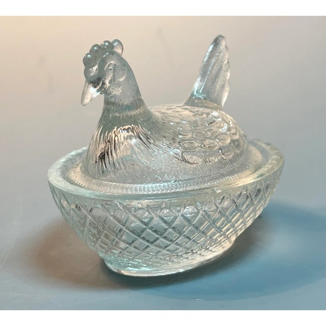 This vintage hen on nest salt cellar exudes timeless charm. It measures 2.5 inches in length and 2 inches in width and...