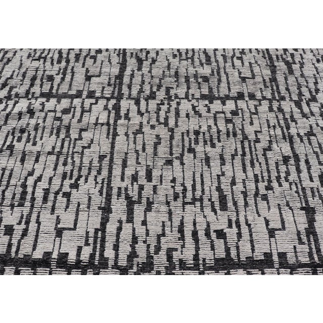 Black Contemporary Moroccan Rug in White and Black by Keivan Woven Arts 9'10 X 15'1 For Sale - Image 8 of 11