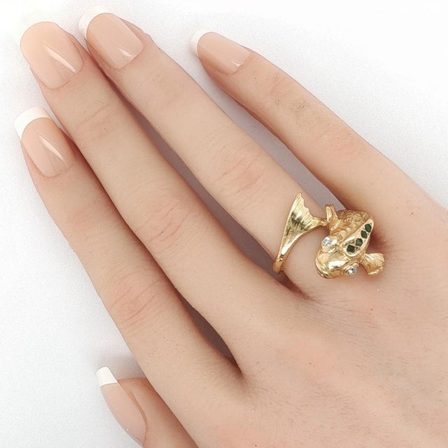 Contemporary Mid 20th Century Diamond Emerald Fish Bypass Ring 14K Yellow Gold Size 5.5 For Sale - Image 3 of 6