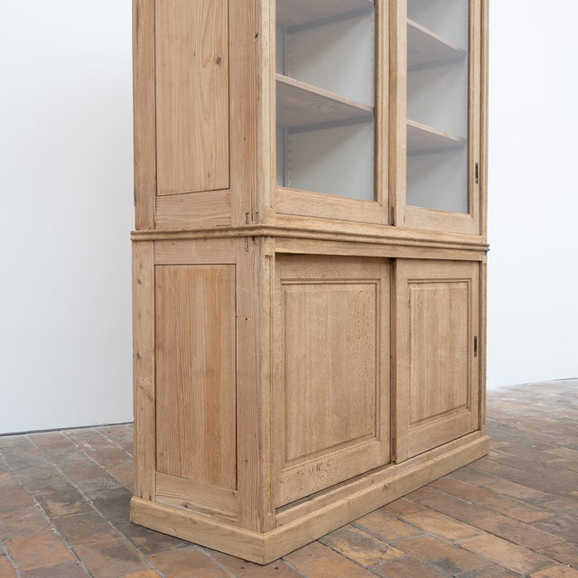 1900 - 1909 Early 20th Century Oak Bookcase with Sliding Doors For Sale - Image 5 of 14