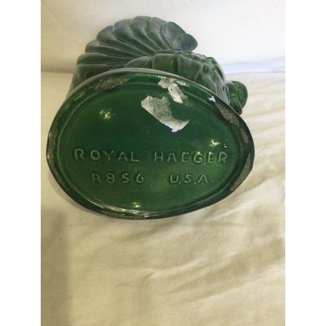 1970s Royal Haeger R85g Emerald Green Swan Vase With Original Label For Sale - Image 9 of 13