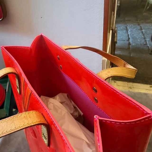 2002 Louis Vuitton Red Vernis Patent Leather Reade Tote Bag by Robert Wilson For Sale - Image 14 of 17