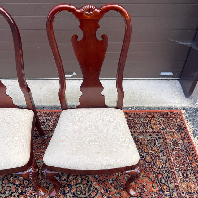 American 1990s Thomasville Queen Anne Solid Cherry Dining Chairs With Shell Carvings - A Pair For Sale - Image 3 of 12