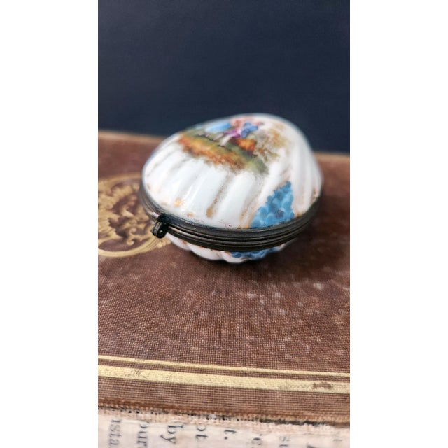 Antique French Limoges Hand-Painted Shell Trinket Box With Gilt Mount, Circa 1900 For Sale - Image 12 of 16