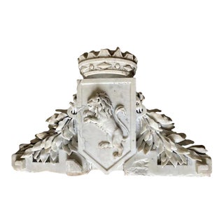 Marble Statue - Italian 18th Century Blason With Family Crest For Sale