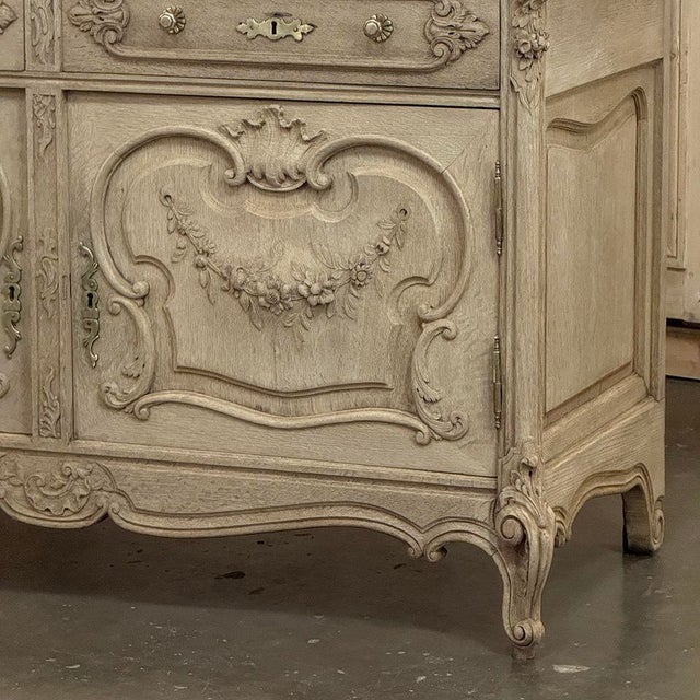 Wood 19th Century French Louis XV Low Buffet ~ Credenza in Stripped Oak For Sale - Image 7 of 18