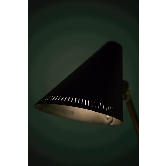 1950s Table Lamp in Brass and Black Lacquered Metal attributed to Paavo Tynell, 1950s For Sale - Image 5 of 8