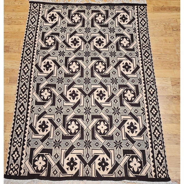 Discover the authentic artistry and grounded beauty of this Vintage American Southwestern Kilim Area Rug, meticulously...