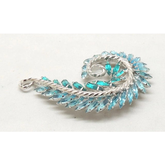 This is part of Chairish’s Costume Jewelry assortment. 1950s rhodium plated prong set dark and light faux-aquamarine ombre...