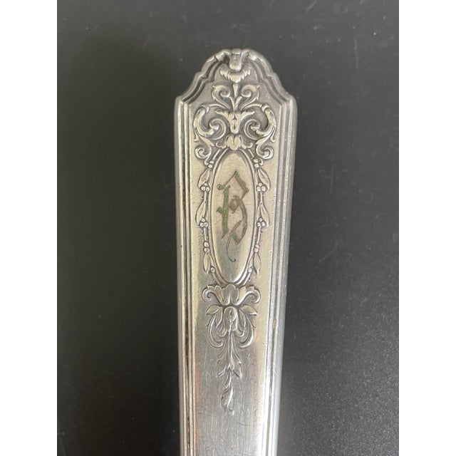 Wallace Silversmiths Wallace Silver Astor 1925 Silverplate Large Roast Knife Sharpener With Monogram "B" For Sale - Image 4 of 8