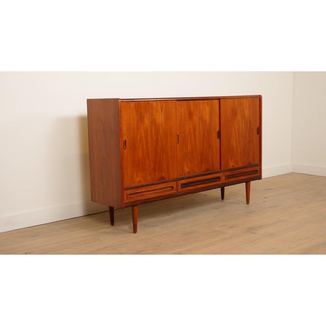 This stunning vintage wall cabinet is a wonderful example of authentic Danish design. The cabinet is finished in high-...