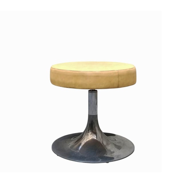 Mid-Century Modern Light Brown Faux Leather and Chrome-Plated Tulip Base Round Stool. Italy, 1970s For Sale - Image 3 of 8