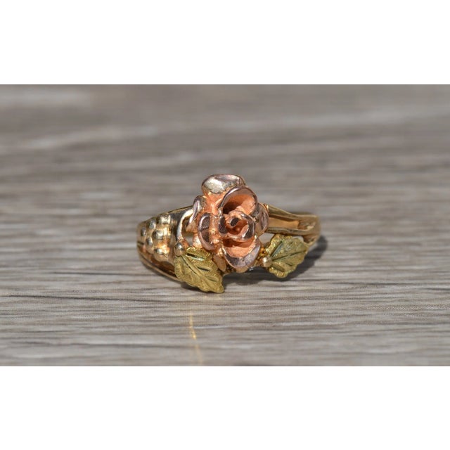 The Novalee: Ladies Vintage 10K Two Tone Floral Cocktail Ring For Sale In Philadelphia - Image 6 of 9