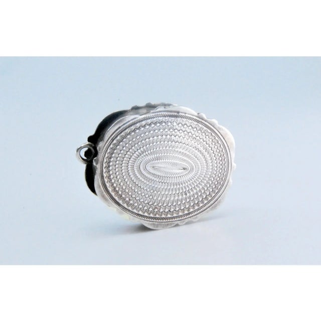 Gold Edward VII Oval Silver and Gold Vinaigrette Box with Engravings For Sale - Image 8 of 10