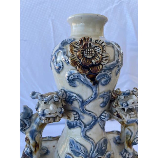 Mid 20th Century Blue and White Asian Foo Dogs Ceramic Vase For Sale In Palm Springs - Image 6 of 13