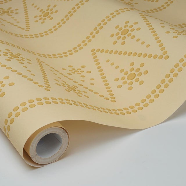 Schumacher Sample - Schumacher The Pearlies Wallcovering In Soft Gold For Sale - Image 4 of 6