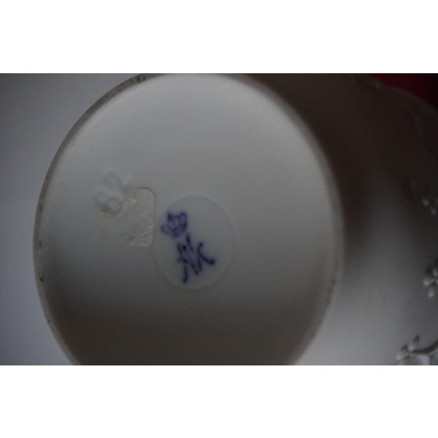 White Vintage German Vases in Biscuit Porcelain from AK Kaiser, 1960s, Set of 2 For Sale - Image 8 of 9