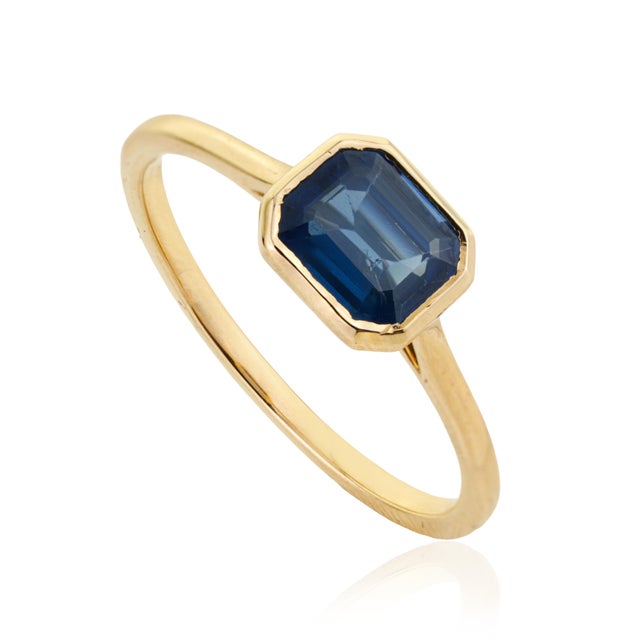 Bezel Set 1.07ct Octagon Blue Sapphire Solitaire Ring Size 5 in 14k Yellow Gold For Sale - Image 4 of 15