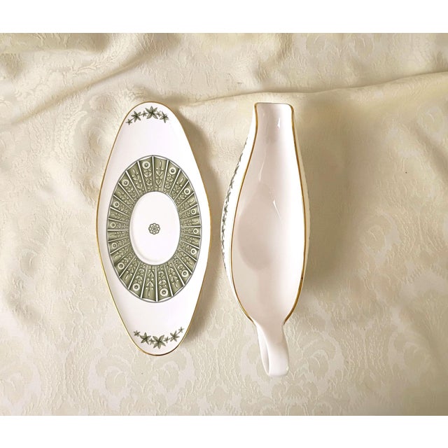 Ceramic 1960s Gravy Boat With Under Plate 2 Piece Set Spode Provence Y7843 Bone China Gilt Green For Sale - Image 7 of 13