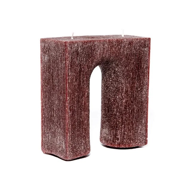 Triumph, the candle inspired by the triumphal arches of the Roman era. Made of ivory -colored wax with scratched textures...