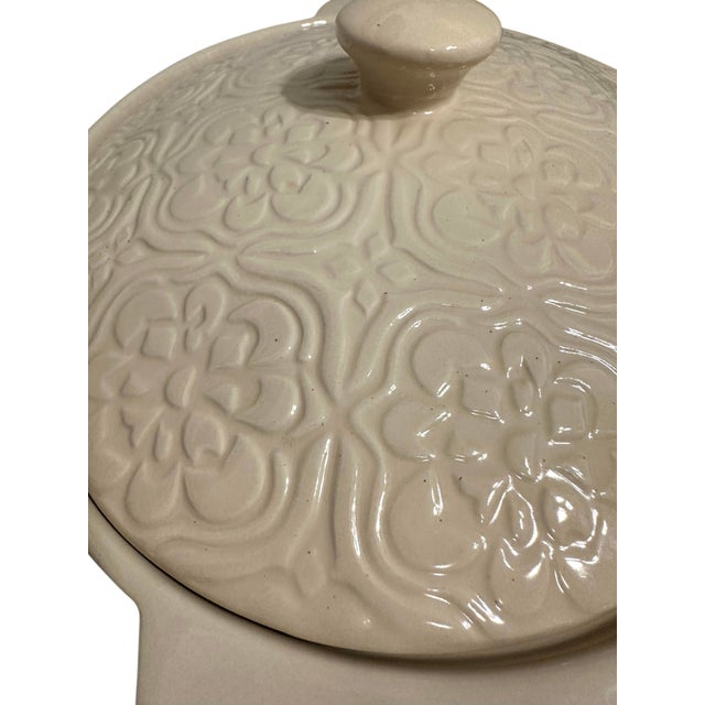 Mid-Century Modern Blue Harbor Collection Cream Embossed Floral 2.5-Quart Oval Covered Casserole Dish For Sale - Image 3 of 11