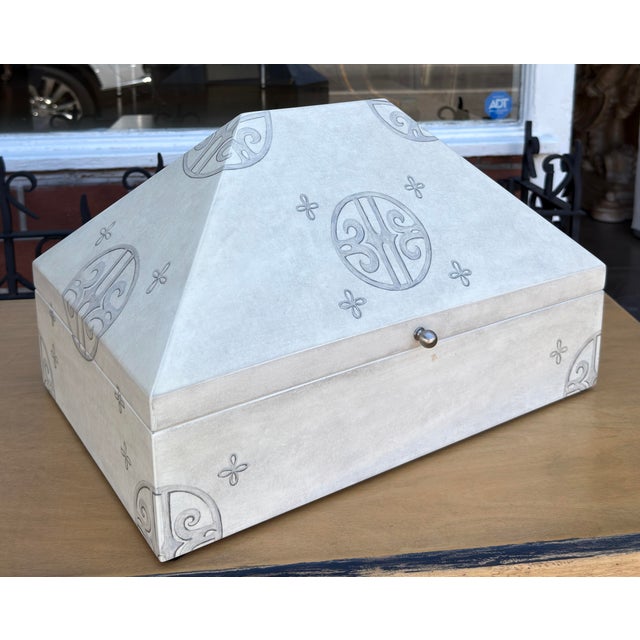 Minton-Spidell Minton Spidell Ivory Lacquer Pyramid Form Table Box For Sale - Image 4 of 6