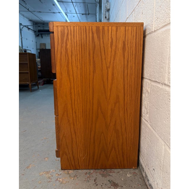 Vintage Modern Solid Oak Six-Drawer Dresser W/ Tri-Fold Mirror For Sale In New York - Image 6 of 17