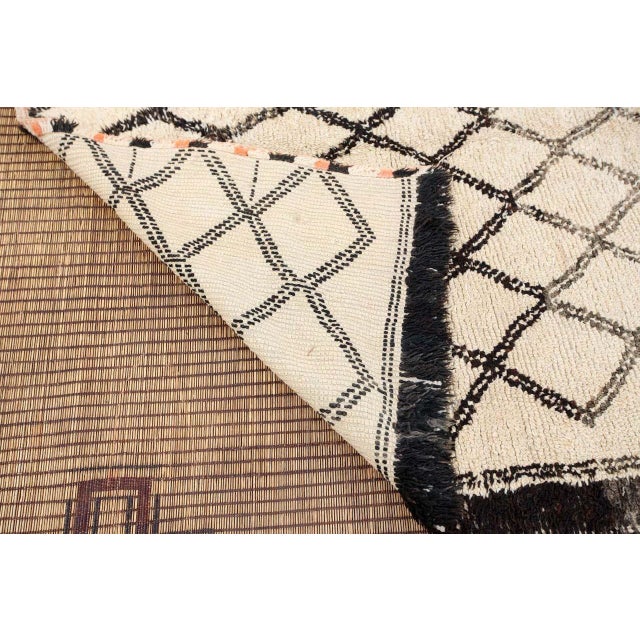 Vintage Moroccan Beni Ouarain Rug, Hand-Woven Wool, 1940 For Sale - Image 11 of 11