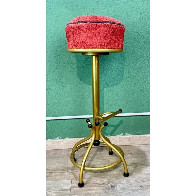 Vintage Gold & Red Bar Stool, in Good conditions. Designed 1970 to 1979