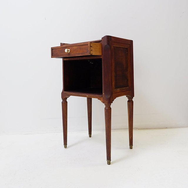 Bed side table - Antique Louis XVI style bedside table. Measures :40x30cm H:71cm It features a top drawer with a brass...