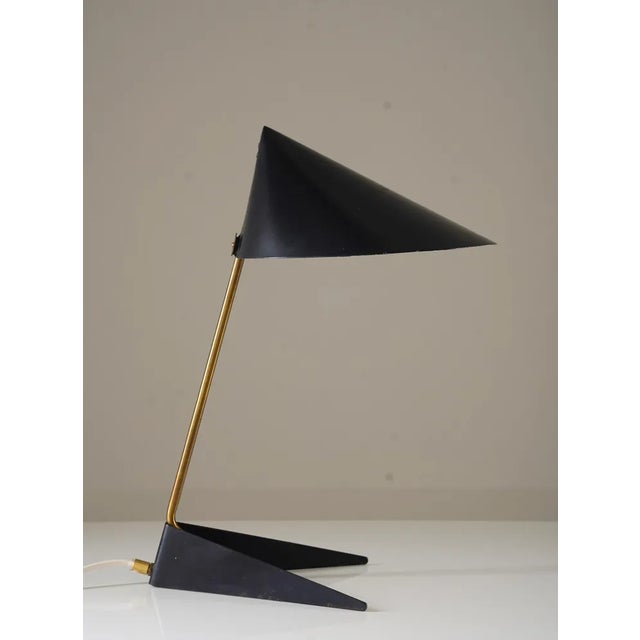This table lamp, designed by svend aage holm sørensen and manufactured by asea, embodies the elegance of mid-century...