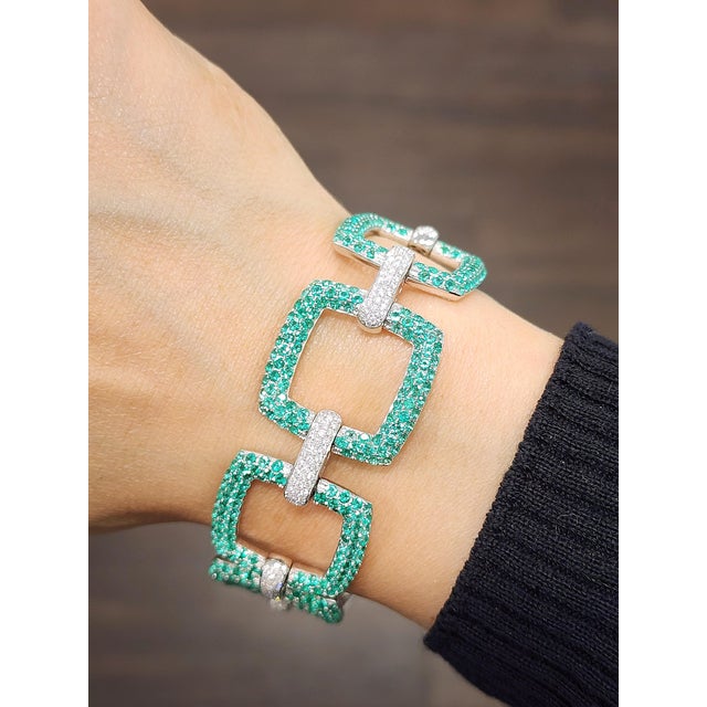 Modern 13.38 Ct Natural Emerald & Diamond Bracelet For Sale - Image 3 of 8