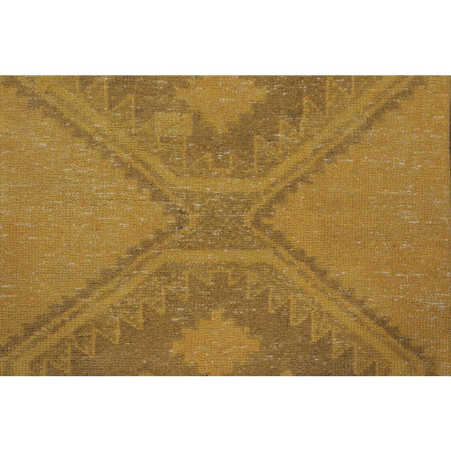 Traditional Vintage Turkish Runner With Golden Hexagonal Medallion Design - Rug & Kilim For Sale - Image 3 of 8