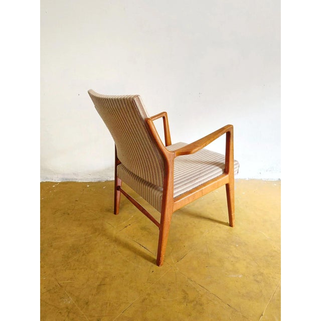 This refined vintage Swedish armchair from the 1950s in natural birch embodies the essence of minimalist Scandinavian...