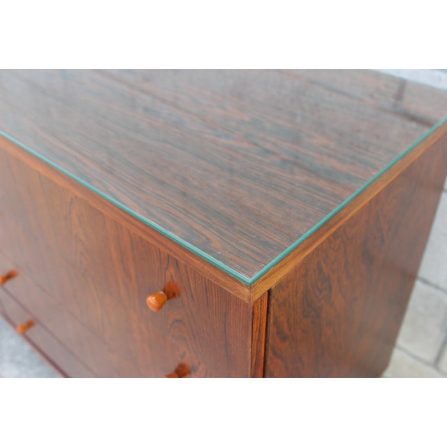 1970s Mid Century Long Rosewood Credenza / Sideboard For Sale - Image 5 of 7