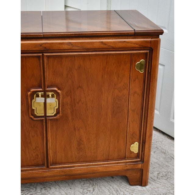 Brown Thomasville Cherry Wood Server Vintage Asian Influenced Flip Top Brass For Sale - Image 8 of 13