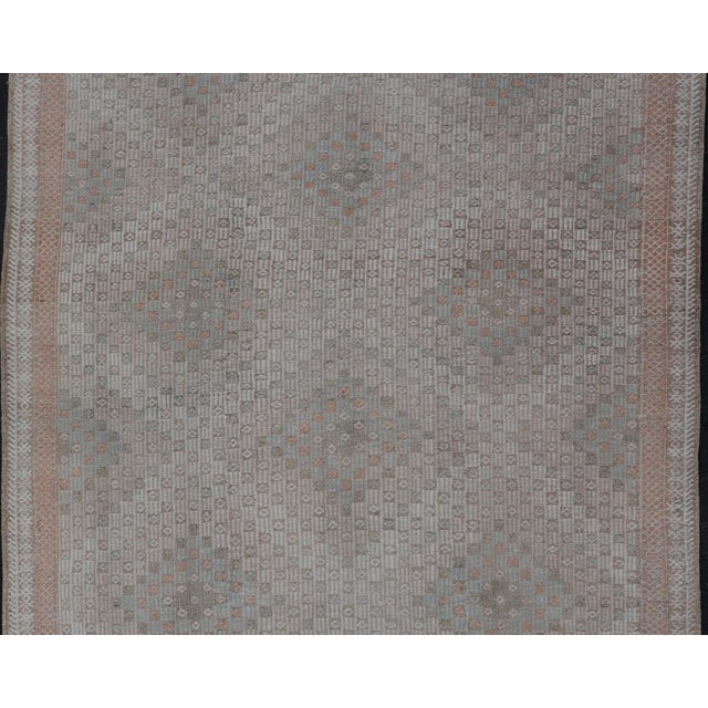 All-Over Geometric Design Vintage Turkish Kilim Flat Weave Rug in Neutral Tones For Sale In Atlanta - Image 6 of 13