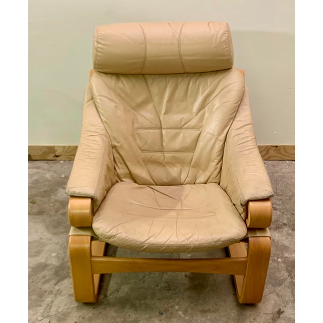 This 'Apollo' model easy chair is made of a bent plywood frame and cream leather upholstery. Attributed to Skippers...