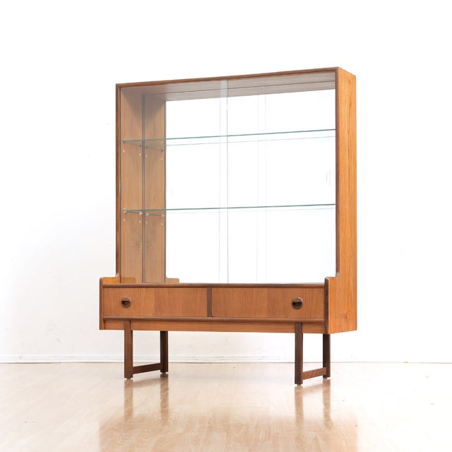 Mid Century Teak China Display Cabinet by Turnidge of London For Sale In Los Angeles - Image 6 of 9