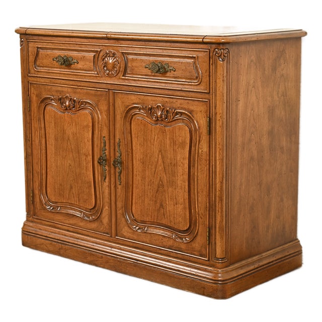 Henredon French Provincial Louis XV Carved Walnut Flip Top Buffet Server or Bar Cabinet, Circa 1970s For Sale