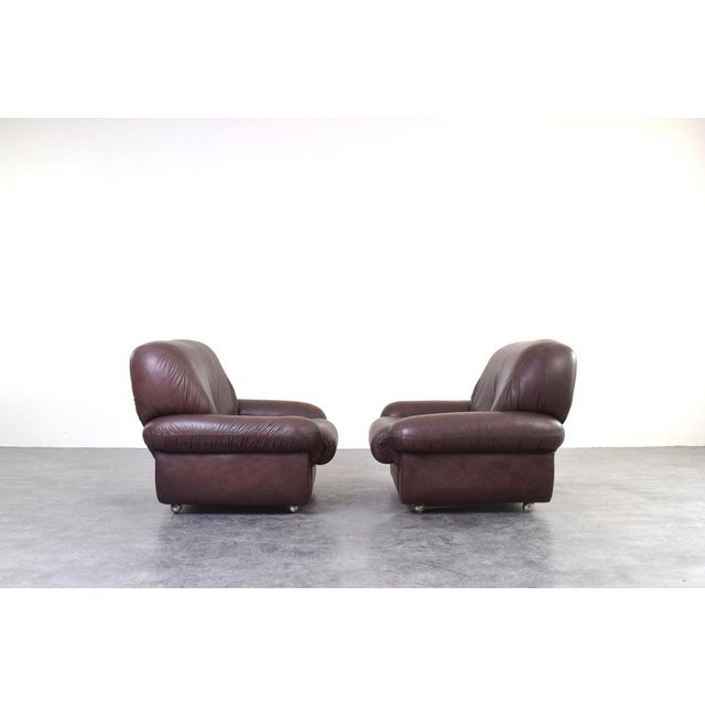This pair of Italian armchairs from the 1970s is a characteristic example of design at the intersection of space age and...