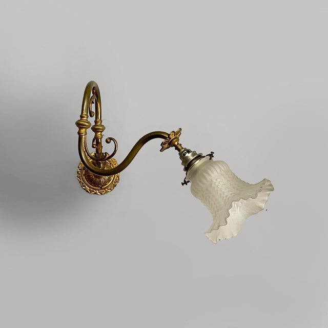 Italian Art Deco Flower-Shaped Wall Lamp in Brass and Glass, 1950s For Sale - Image 4 of 18