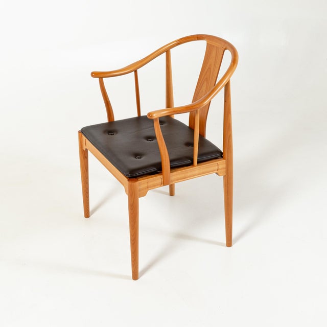 Fritz Hansen 1990s Wegner "China Chair" for Fritz Hansen in Cherry and Leather For Sale - Image 4 of 12