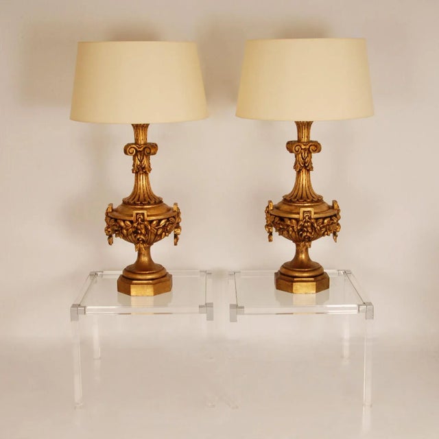 Baguès Italian Lamps XL Carved Giltwood Gold Neoclassical Urn Vases Table Lamps - A Pair For Sale - Image 4 of 12